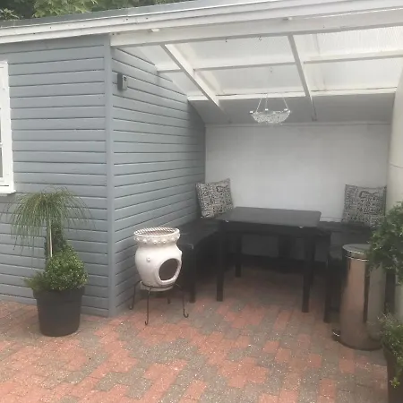 Holiday home Indbydende Med Dejlig Gardhave