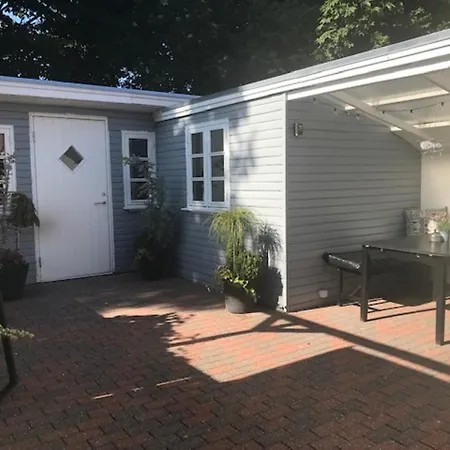 Holiday home Indbydende Med Dejlig Gardhave