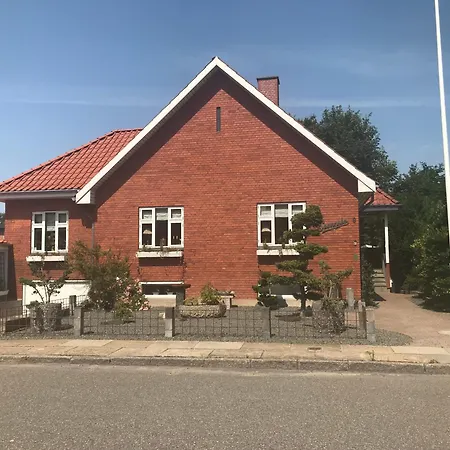 Indbydende Med Dejlig Gardhave *