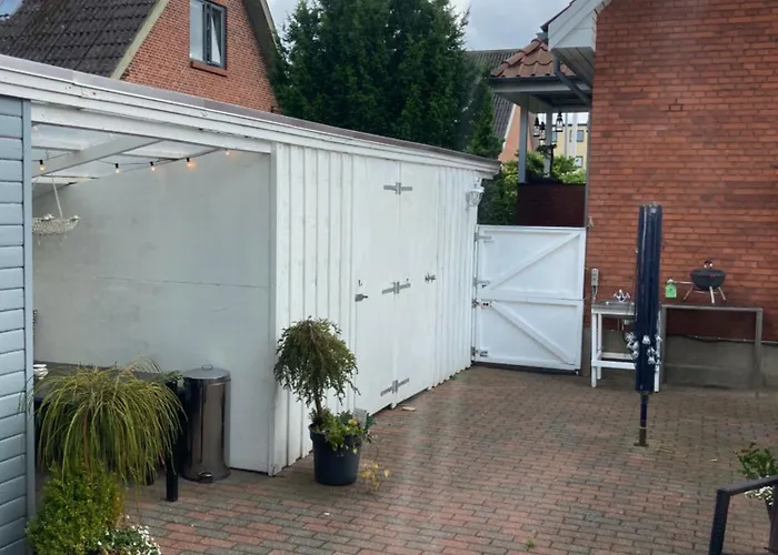 Indbydende Med Dejlig Gardhave